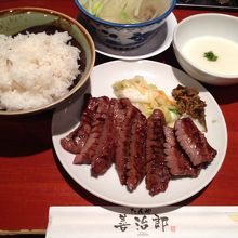 駅構内で牛タンを堪能